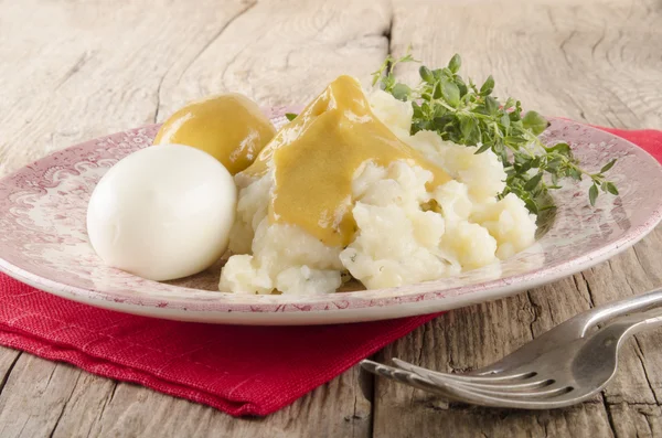 Herb mashed potatoes with mustard eggs — Stock Photo, Image