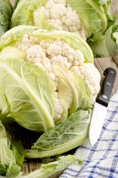 Cauliflower and a knife on a table — Stock Photo, Image