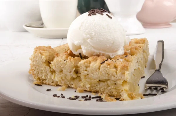 Crumb cake with vanilla ice cream — Stock Photo, Image