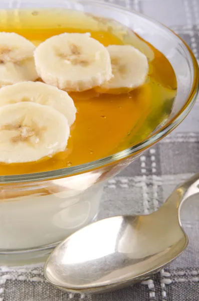 Natuurlijke yoghurt met banaan segmenten — Stockfoto