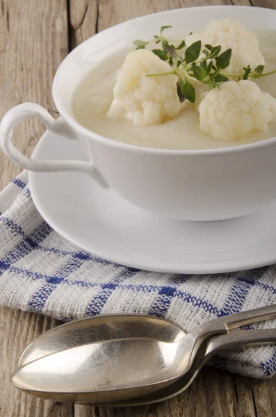 Суп из цветной капусты в белой миске — стоковое фото