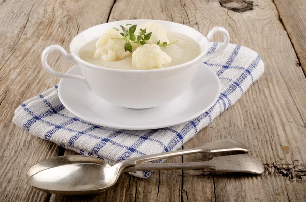 Blomkål soppa i en vit skål — Stockfoto