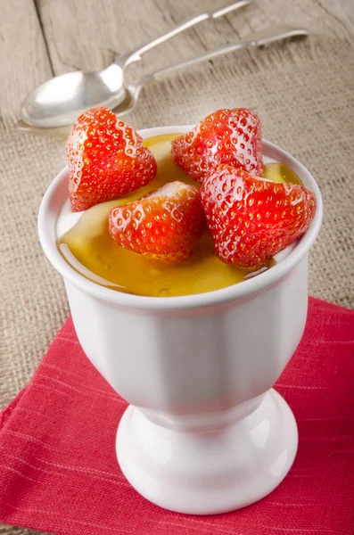Fragole con miele e yogurt — Foto Stock