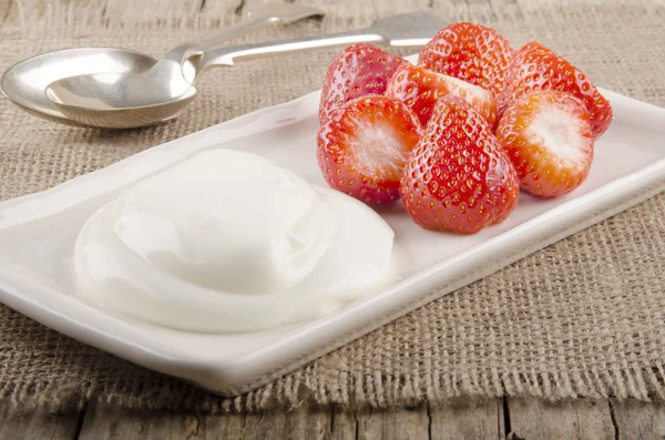 Morangos e iogurte grego em uma chapa — Fotografia de Stock