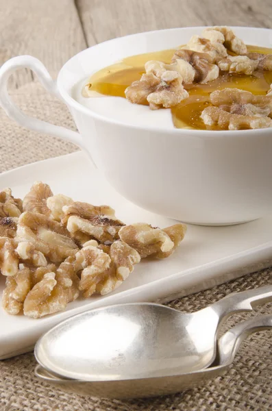 Walnuts with honey and yogurt — Stock Photo, Image