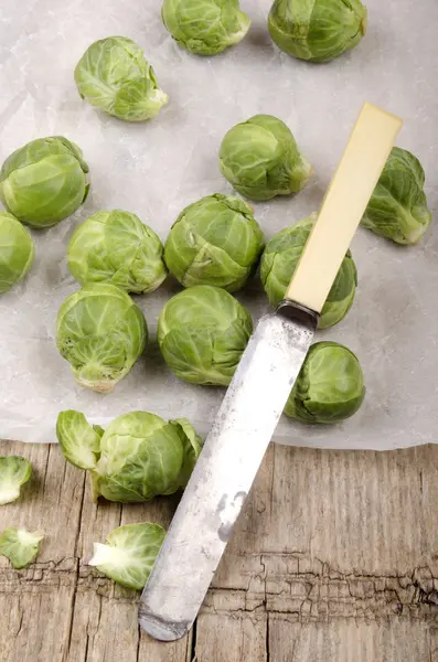 Brote de Bruselas antes de limpiar en papel de cocina —  Fotos de Stock