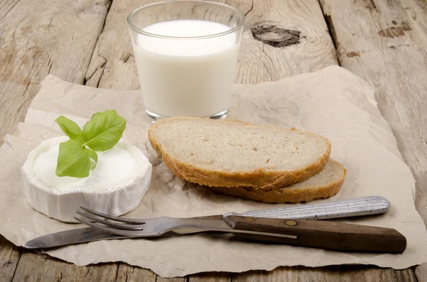 Koziego sera, chleba i mleka — Zdjęcie stockowe