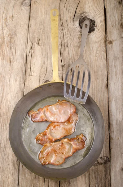 Bacon grillé dans une casserole — Photo