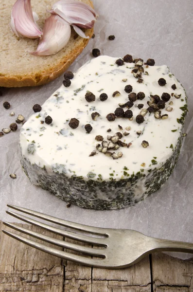Мягкий сыр с травами и перцем — стоковое фото