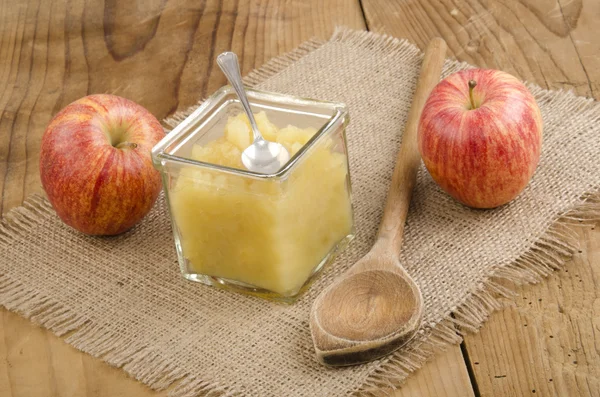 Яблучний компот з ложкою в склянці — стокове фото