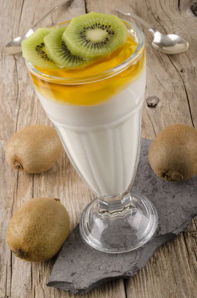 Iogurte kiwi com mel orgânico — Fotografia de Stock