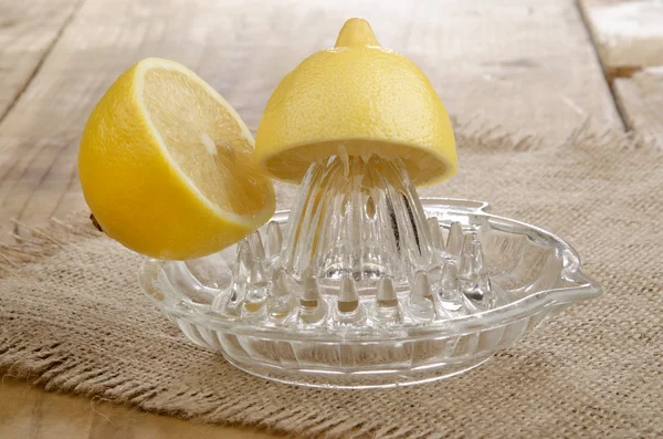 Limão em um espremedor de limão — Fotografia de Stock