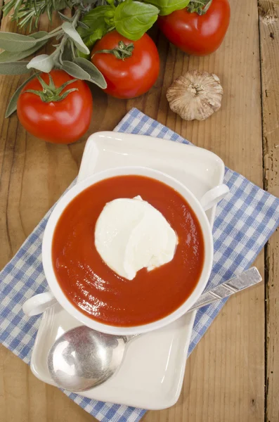 Sopa de tomate com creme azedo — Fotografia de Stock