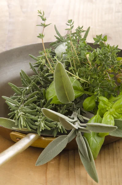 Herbes fraîches dans une vieille casserole — Photo