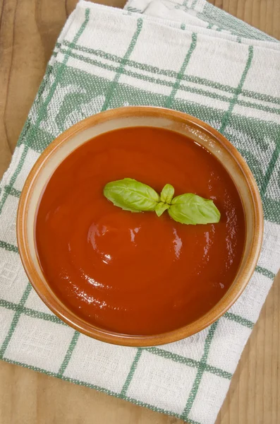 Hausgemachte Tomatensuppe mit Basilikum — Stockfoto