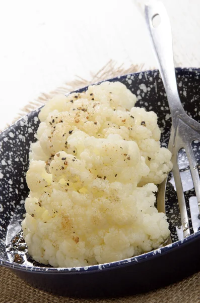 Gegrilde bloemkool met peper in een pan — Stockfoto