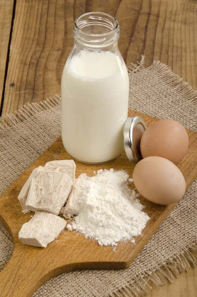 Ingredientes de cozimento, leite, farinha, ovos e levedura — Fotografia de Stock