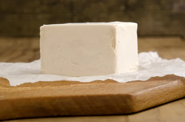 Yeast cube on bright kitchen paper — Stock Photo, Image