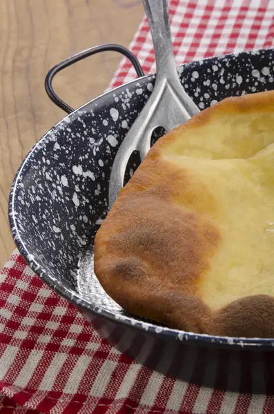 Langos, panqueque húngaro hecho en casa —  Fotos de Stock