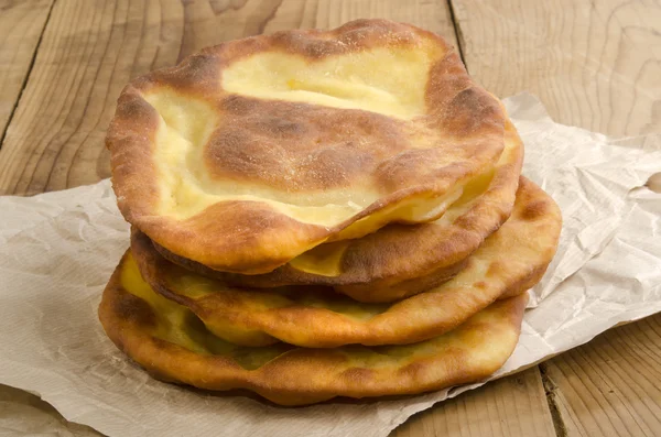 Langos, hausgemachter ungarischer Pfannkuchen — Stockfoto