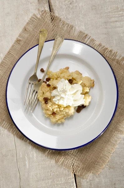 Baked apple crumble with raisins and cream — Stock Photo, Image
