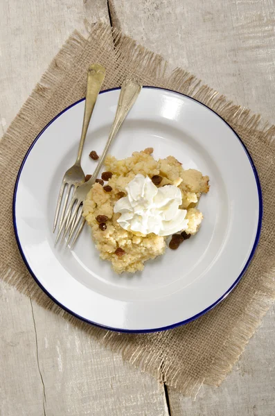 Croccante di mele al forno con uvetta e panna — Foto Stock