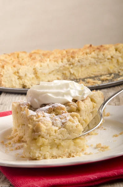 Warm home made pear crumble cake — Stock Photo, Image