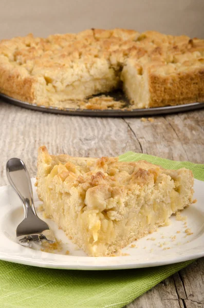 Warm home made pear crumble cake — Stock Photo, Image