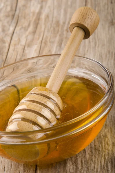 Honey and a dipper in a small bowl — Stock Photo, Image