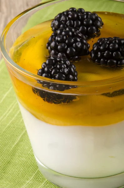 Griekse yoghurt met blackberry in een glas — Stockfoto