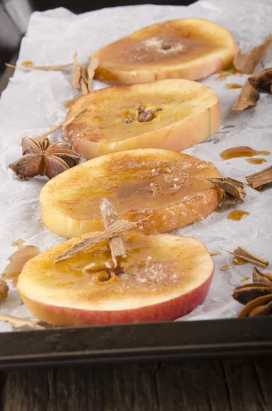 Baked apple slices with cinnamon and sugar — Stock Photo, Image