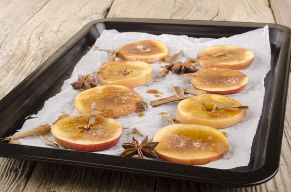 Baked apple slices with cinnamon and sugar — Stock Photo, Image