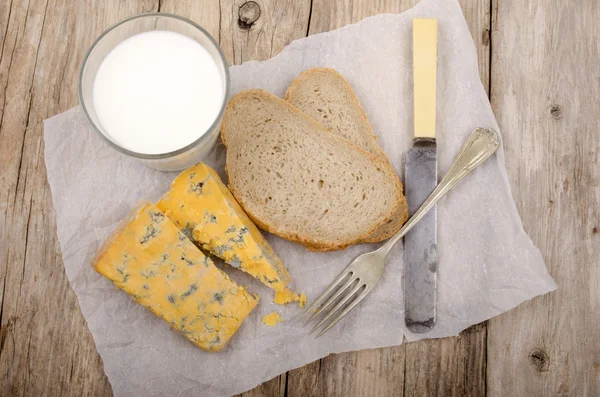奶酪和面包一起吃早餐 — 图库照片
