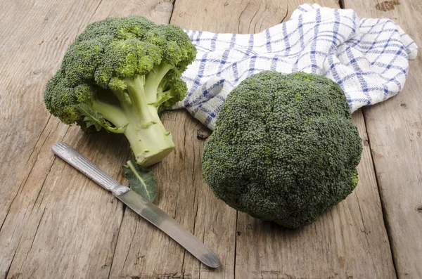 El brócoli preparar a la mesa de la cocina —  Fotos de Stock