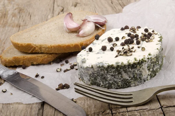 Lágy sajtok, kenyér és gyógynövények — Stock Fotó
