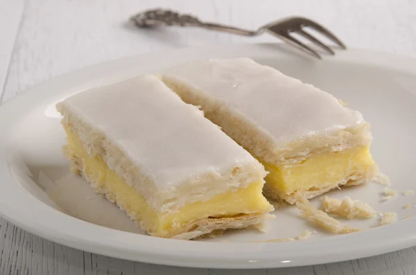 Puff pastry cake with vanilla filling — Stock Photo, Image