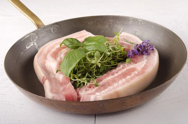 Pancetta di maiale cruda in padella — Foto Stock
