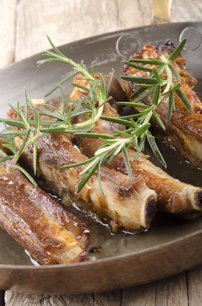 Spare ribs with rosemary in a pan — Stock Photo, Image