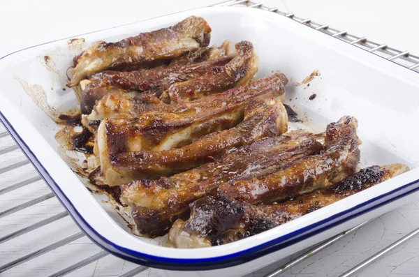 Fresh grilled spare ribs in an enamel bowl — Stock Photo, Image