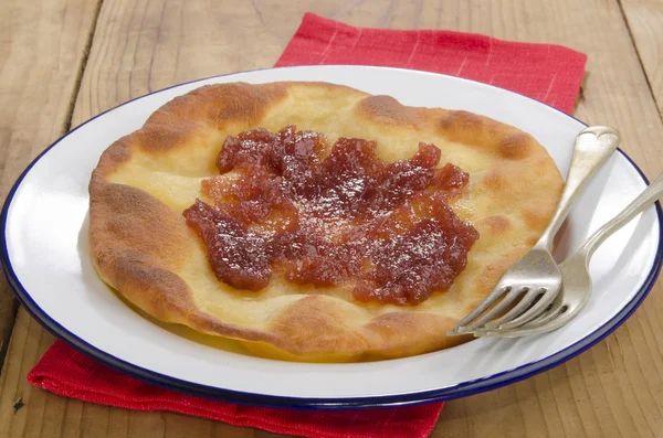 Langos, hemgjorda ungersk pannkaka — Stockfoto