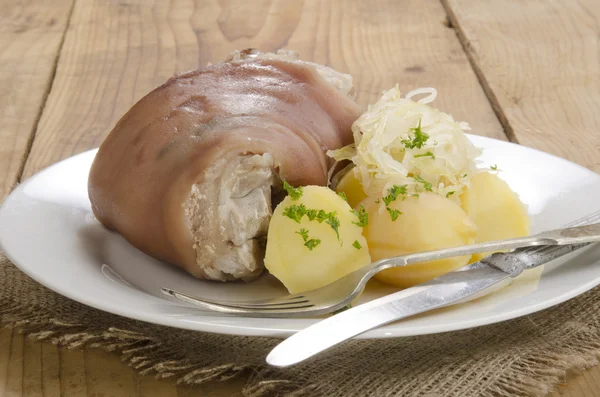 Gekookt varkensvlees knokkel op een plaat — Stockfoto