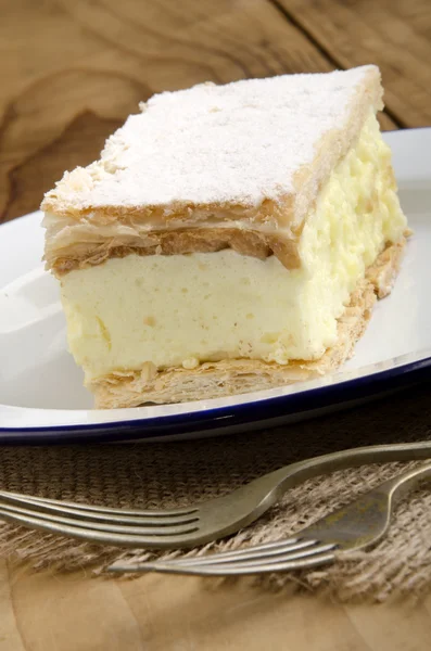 Κρέμα κέικ σε ένα πιάτο — Φωτογραφία Αρχείου