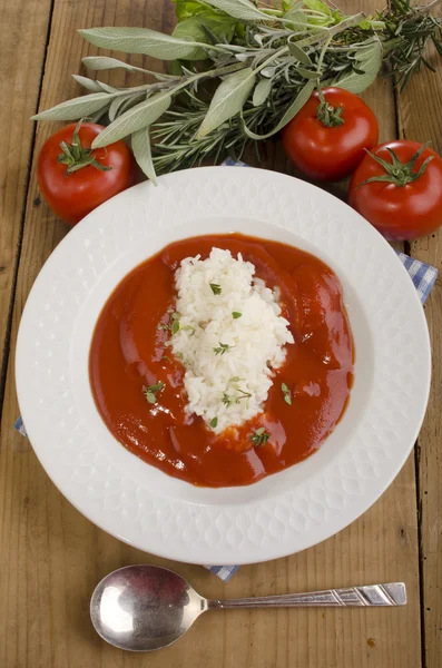 Tomatensuppe mit Langkornreis — Stockfoto