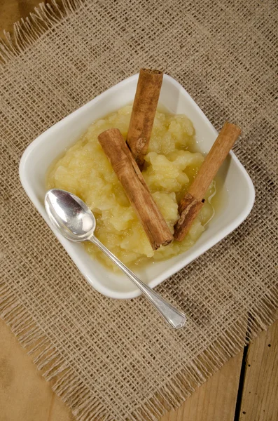 Compota de manzana casera y canela — Foto de Stock