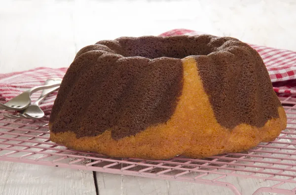 Cacao tulband op een roze koeling rack — Stockfoto