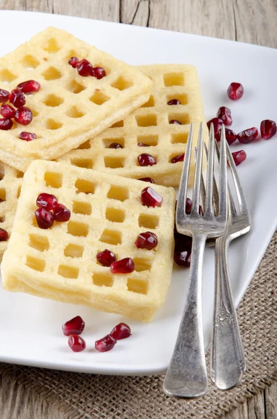 Waffle caseiro com semente de romã — Fotografia de Stock