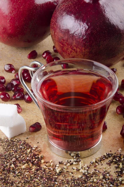 Granaatappel zaad thee met suiker in een glas — Stockfoto