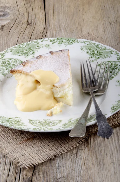 Torta de maçã com creme em uma chapa — Fotografia de Stock