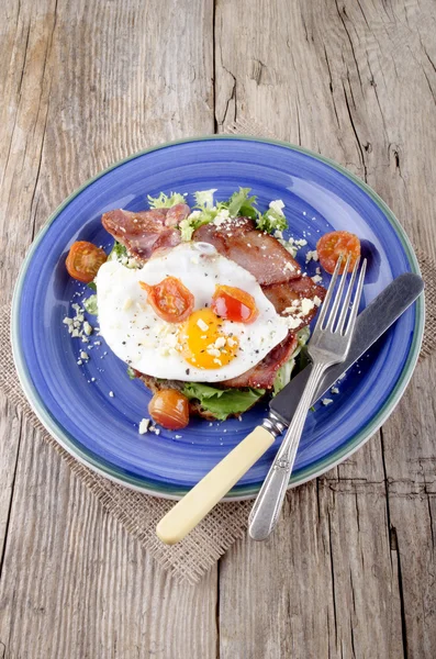 Desayuno con tocino y huevo frito — Foto de Stock