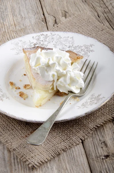 Apple tart with whipped cream on a plate — Stock Photo, Image